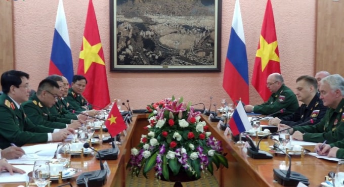 Đại tướng Lương Cường và Thượng tướng Andrei Valerievitch Kartopolov hội đàm. Ảnh: BQP.