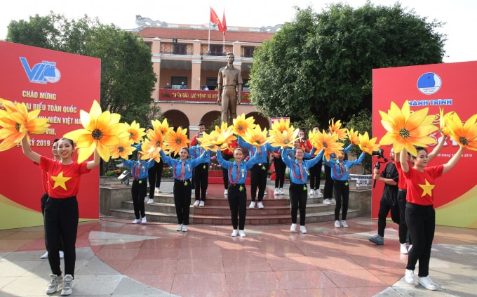 Đoàn viên, thanh niên TP. Hồ Chí Minh biểu diễn văn nghệ tại Bảo tàng Hồ Chí Minh (Chi nhánh .TP HCM) trong ngày diễn ra hành trình.