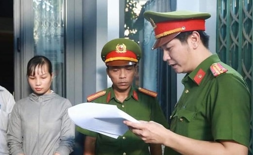 Cơ quan CSĐT đọc lệnh bắt tạm giam đối tượng Trần Thị Như Ý. (ảnh Công an cung cấp)