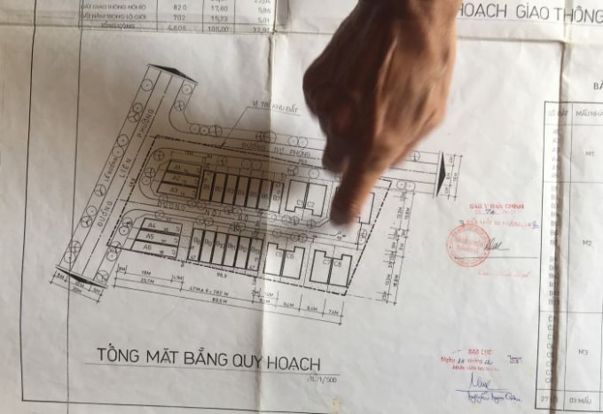 Vị trí đường giao thông trên bảng đồ quy hoạch mà UBND quận 12 đã lấy cấp cho cá nhân và cho phân lô sai với quy hoạch