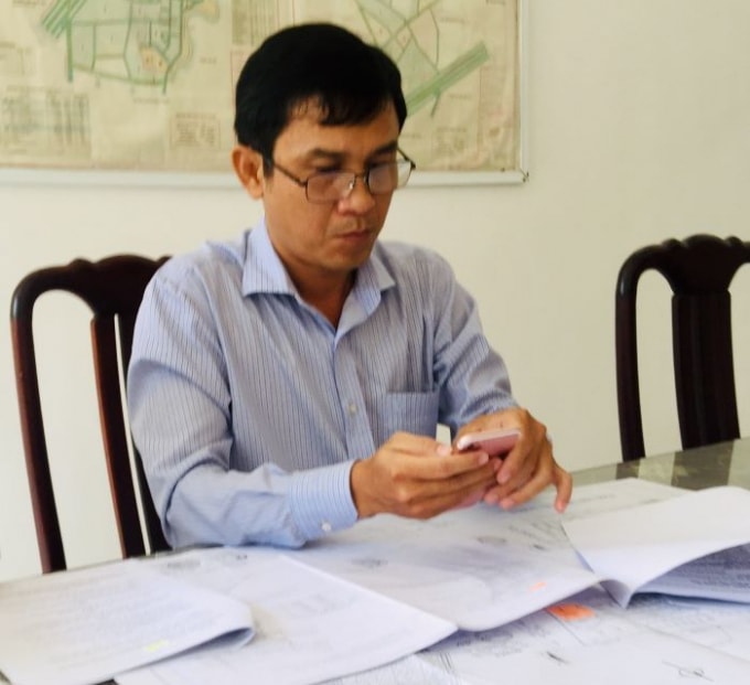 Chủ tịch UBND phường Tân Thới Hiệp tỏ ra bất ngờ khi tiếp cận bảng đồ quy hoạch 1/500 do người dân cung cấp.