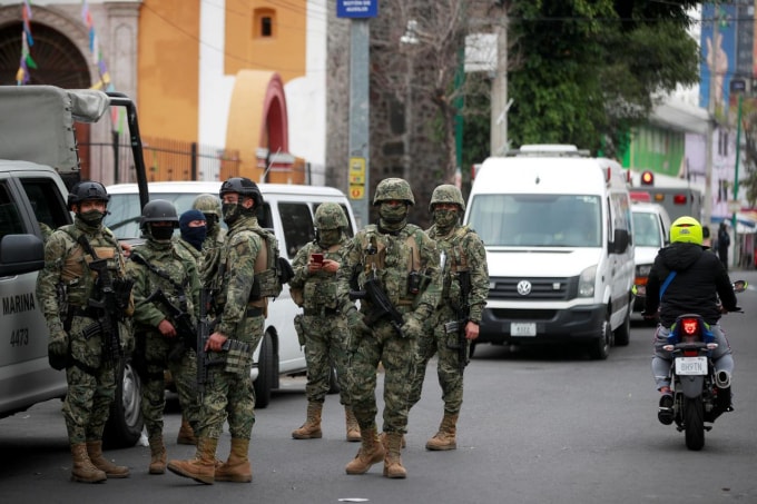 Quân đội xuất hiện tại thành phố Mexico City. Ảnh: Reuters