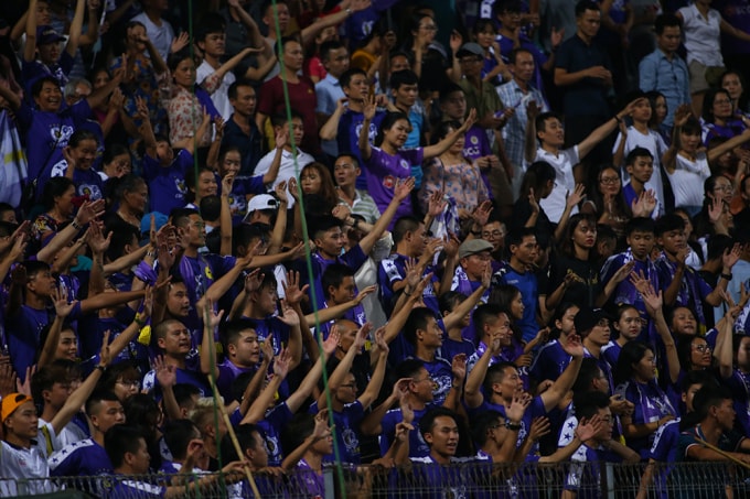 Hà Nội FC có đông đảo CĐV và họ luôn cháy hết mình trên các khán đài. Ảnh: Hoàng Dương