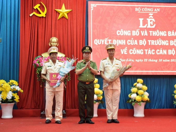Thượng tướng Bùi Văn Nam, Thứ trưởng Bộ Công an trao Quyết định của Bộ trưởng Bộ Công an cho Đại tá Lê Tấn Tới (bìa phải) và Đại tá Trần Phong (bìa trái). (Ảnh Công an)