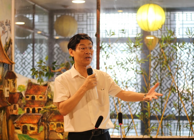Nhà báo Lê Nghiêm giới thiệu đề tài nghiên cứu về quyền tiếp cận thông tin của báo chí đặc biệt là trong điều tra tham nhũng ở Việt Nam.
