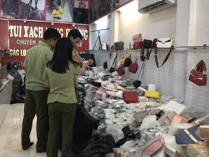 Lực lượng Quản lý thị trường đang kiểm đếm hàng hoá có dấu hiệu vi phạm tại cơ sở kinh doanh Long Hương. Ảnh: Tổng cục Quản lý thị trường