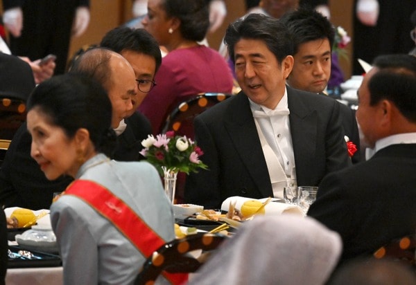 Thủ tướng Nguyễn Xuân Phúc trao đổi với Thủ tướng Shinzo Abe tại tiệc chiêu đãi của Hoàng gia Nhật Bản. Ảnh: Hoàng gia Nhật Bản