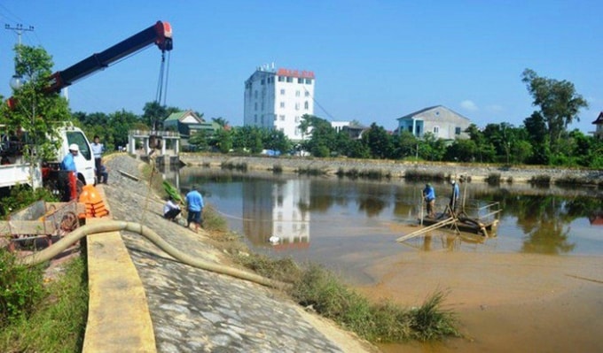 Nhà máy nước sạch liền huy động công nhân, máy móc hút lượng bùn thải đã xả trước đó ra khỏi hồ điều hòa Cửa Nam trở lại hồ lắng. Ảnh: N.L