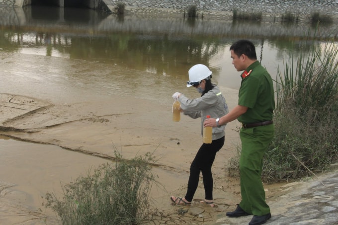 Cơ quan chức năng cũng đã lấy mẫu nước thải, bùn thải để phân tích, kiểm nghiệm