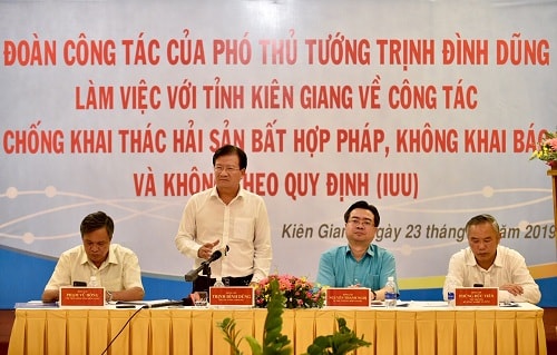 Phó Thủ tướng nhấn mạnh Chủ tịch UBND chịu trách nhiệm chính về việc ngăn chặn tình trạng vi phạm các quy định khai thác hải sản. Ảnh: VGP