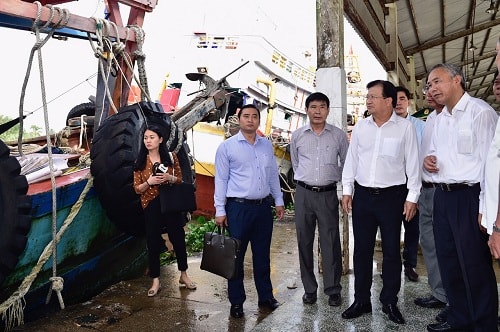 Phó Thủ tướng Trịnh Đình Dũng cùng đoàn công tác đi thực tế tại cảng cá Tắc Cậu xã Bình An, huyện Châu Thành. Ảnh: VGP