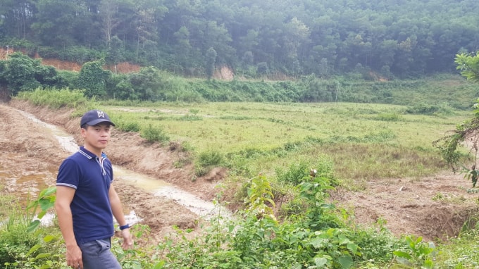 Nhà báo Trần Hoàng - báo Tiền Phong tác nghiệp tại suối Trâm, nơi bị đổ dầu thải.