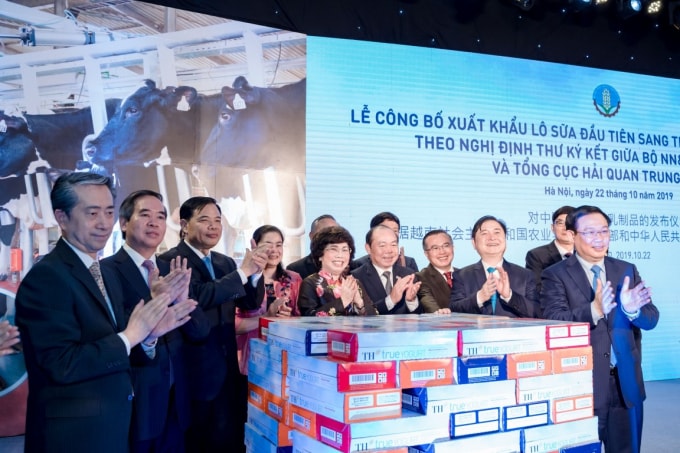 Nghi lễ xuất khẩu lô sữa đầu tiên sang thị trường Trung Quốc.