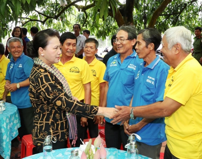 Chủ tịch Quốc hội Nguyễn Thị Kim Ngân thăm Hội quán nông dân tại Đồng Tháp.