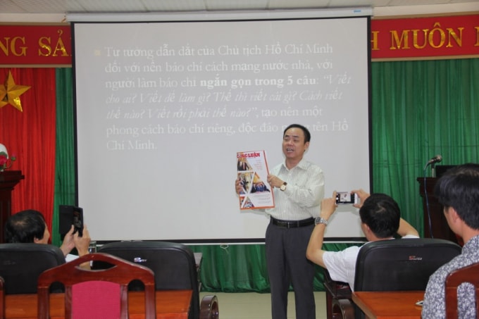 Nhà báo, Tiến sĩ Trần Bá Dung- Trưởng Ban Nghiệp vụ Hội Nhà báo Việt Nam giảng bài tại lớp bồi dưỡng nghiệp vụ: “Học tập phong cách làm báo của Chủ tịch Hồ Chí Minh” do Hội Nhà báo tỉnh Bắc Giang tổ chức.