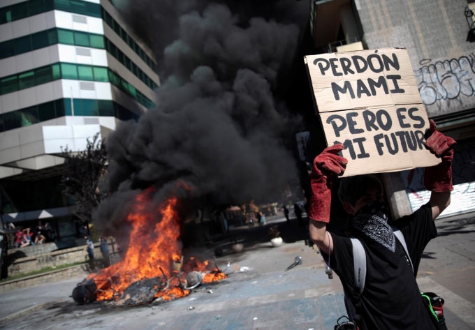 Người dân biểu tình tại thành phố Santiago, Chile. Ảnh: Reuters