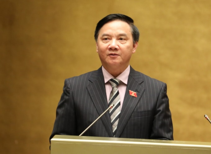 Chủ nhiệm Ủy ban Pháp luật của Quốc hội Nguyễn Khắc Định trình bày Báo cáo.