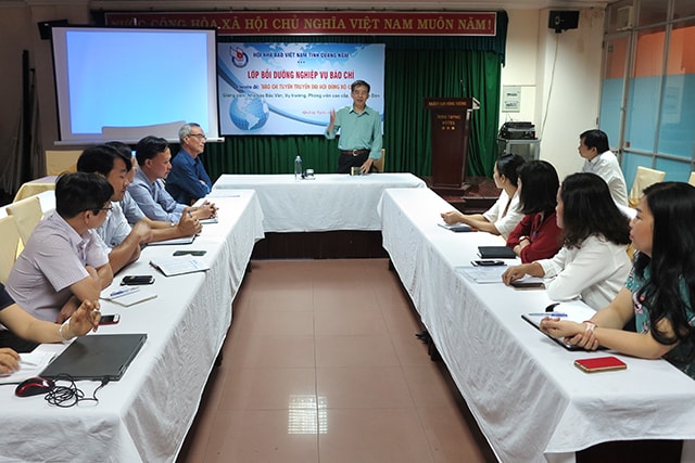 Quang cảnh lớp bồi dưỡng nghiệp vụ báo chí chuyên đề Báo chí tuyên truyền Đại hội Đảng các cấp.
