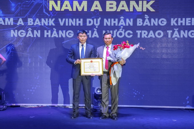 Nam A Bank nhận Bằng khen của Thống đốc Ngân hàng Nhà nước (NHNN) Việt Nam trao tặng vì đã có thành tích xuất sắc góp phần hoàn thành nhiệm vụ Ngân hàng năm 2017 - 2018.