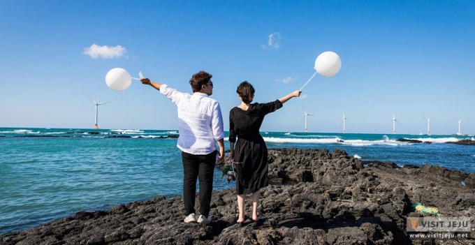 Trang trại gió ngoài khơi đầy ấn tượng dọc theo con đường ven biển đẹp như tranh vẽ tại Jeju.