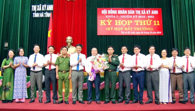 Đại biểu tặng hoa chúc mừng tân Chủ tịch UBND thị xã Kỳ Anh Nguyễn Hoài Sơn