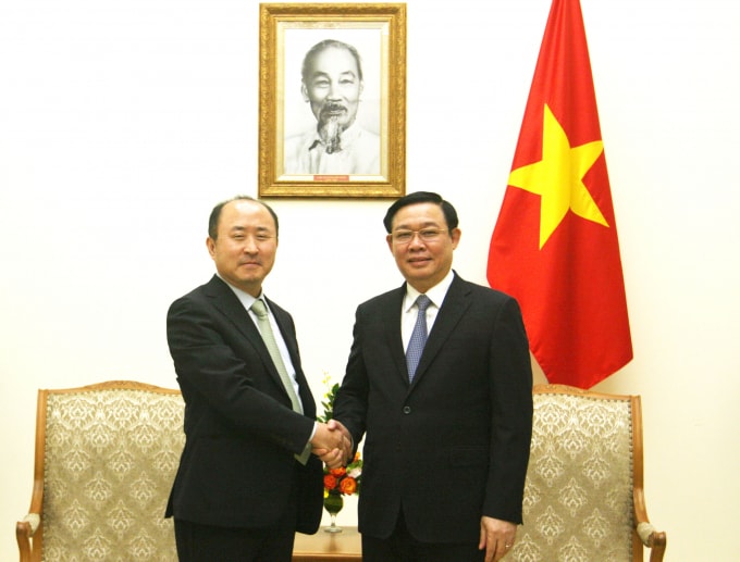 Phó Thủ tướng Vương Đình Huệ đã tiếp ông Kun-hyung Ahn, Thứ trưởng Bộ Ngoại giao Hàn Quốc. Ảnh: VGP