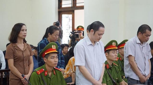 Các bị cáo tại phiên tại tòa án nhân dân Hà Giang sáng ngày 25/10. Ảnh: theo tienphong