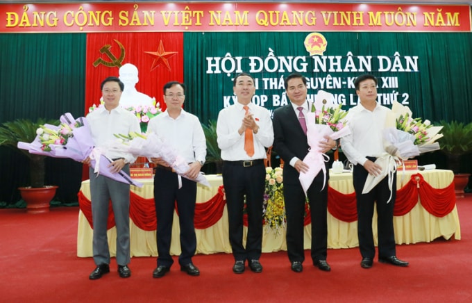 Bí thư Tỉnh ủy Thái Nguyên Trần Quốc Tỏ tặng hoa chúc mừng các đồng chí được bầu bổ sung chức danh Phó Chủ tịch UBND tỉnh và Ủy viên UBND tỉnh.
