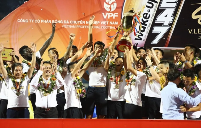 CLB bóng đá Hà Nội nâng Cup vô địch mùa giải V-League 2019.