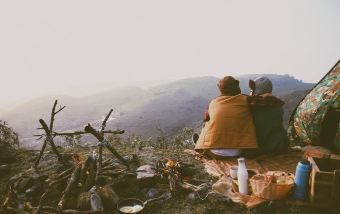 Đến với núi Lam Thành vào những ngày lạnh, bạn hoàn toàn có thể đốt lửa, cắm trại và ngắm cùng ngắm hoàng hôn núi rừng như khung cảnh thường thấy ở trời Tây.