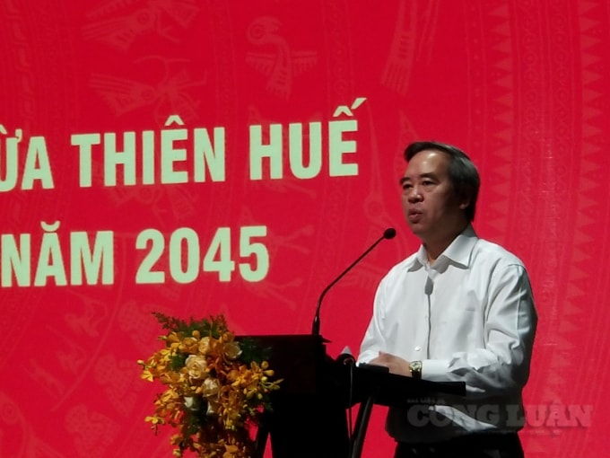 Đồng chí Nguyễn Văn Bình phát biểu.