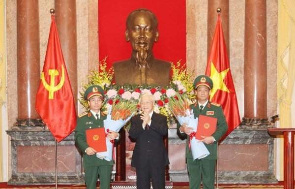 Tổng Bí thư, Chủ tịch nước Nguyễn Phú Trọng trao quyết định thăng quân hàm Thượng tướng cho các đồng chí Trần Quang Phương và Đỗ Căn. Ảnh: TTXVN