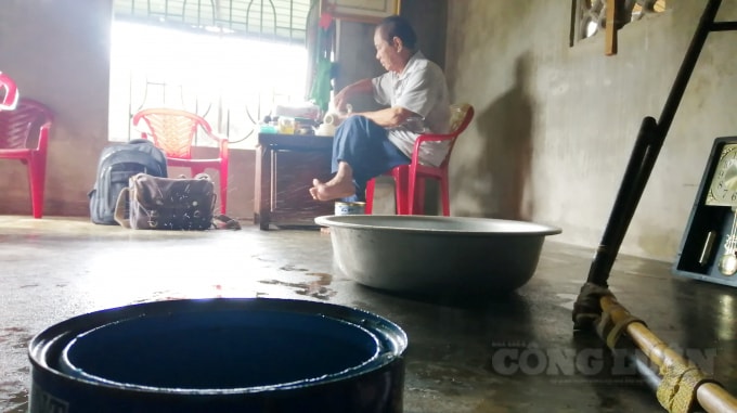 Trong căn nhà của ông Thiên toàn thau, chậu để hứng nước mưa.