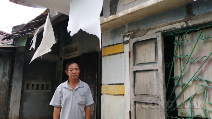 Ông Thiên đứng thẩn thờ bên căn nhà dột nát.