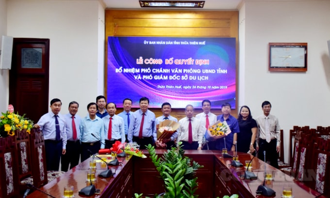 Lãnh đạo tỉnh và các sở ngành tặng hoa chúc mừng Phó Giám đốc sở và Phó Chánh Văn phòng.