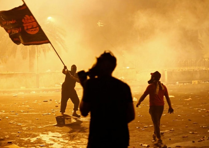 Người biểu tình tại Baghdad, Iraq. Ảnh: Reuters