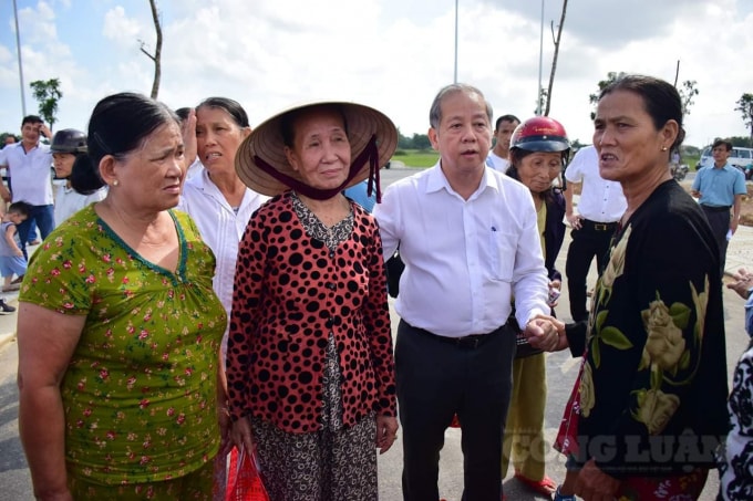 bà con rất hài lòng khi nghe Chủ tịch tỉnh giới thiệu nơi ở mới.