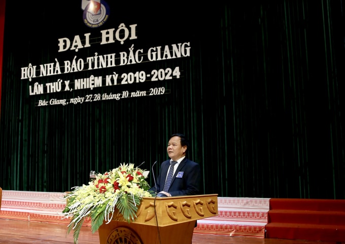 Đồng chí Trịnh Văn Ánh, Ủy viên Ban Chấp hành Hội Nhà báo Việt Nam, Tổng Biên tập Báo Bắc Giang phát biểu tại hội nghị.
