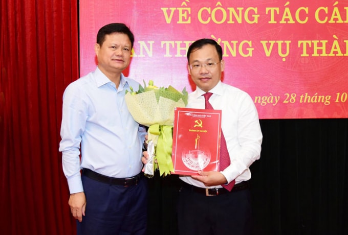 Trưởng ban Tổ chức Thành ủy Vũ Đức Bảo trao quyết định cho đồng chí Lương Chí Công. Ảnh Báo Hà Nội mới.
