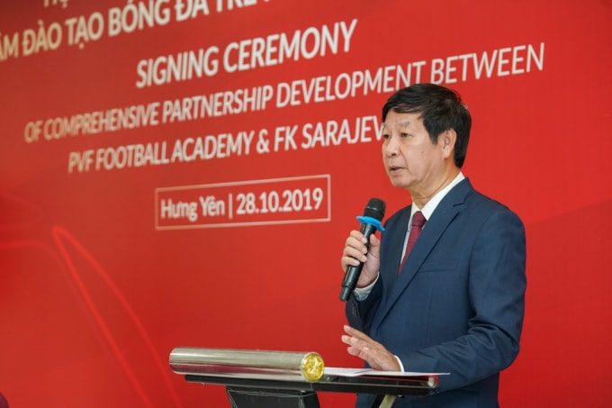 Ông Lê Khắc Hiệp - Phó Chủ tịch Tập đoàn Vingroup, Chủ tịch Hội đồng Quản lý Quỹ Đầu tư và Phát triển tài năng Bóng đá Việt Nam - PVF phát biểu tại Lễ ký kết.