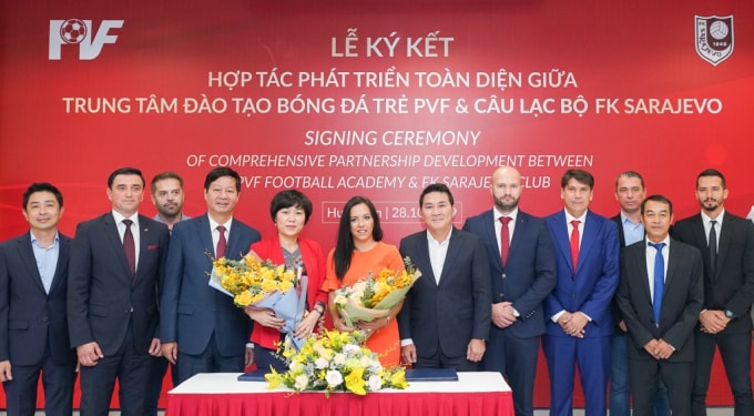 Bà Phan Thu Hương - Tổng Giám đốc PVF và bà Sabrina Buljubasic -Tổng Giám đốc CLB bóng đá FK Sarajevo ký kết hợp tác phát triển toàn diện giữa PVF và FK Sarajevo.