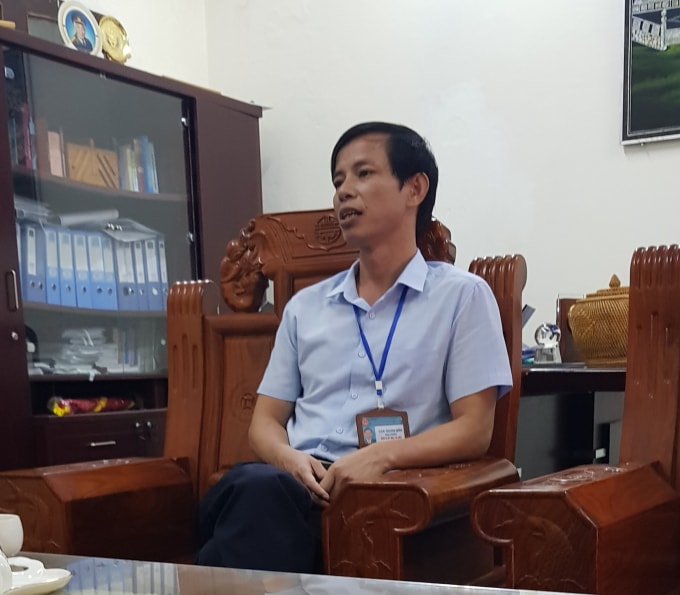 Ông Cao Thanh Bảo, Hiệu trưởng trường THPT Huỳnh Thúc Kháng trao đổi với phóng viên