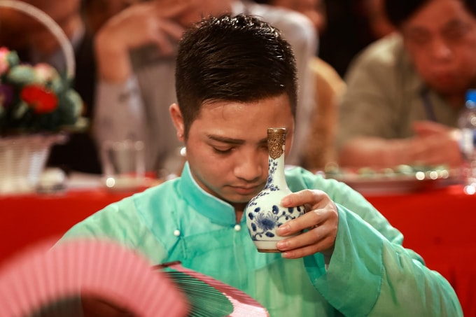 Dâng rượu trong giá hầu. Ảnh: Long Hưng