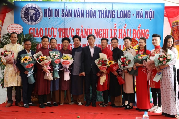 Ban tổ chức tặng hoa cho các thanh đồng tham gia Giao lưu. Ảnh: Long Hưng