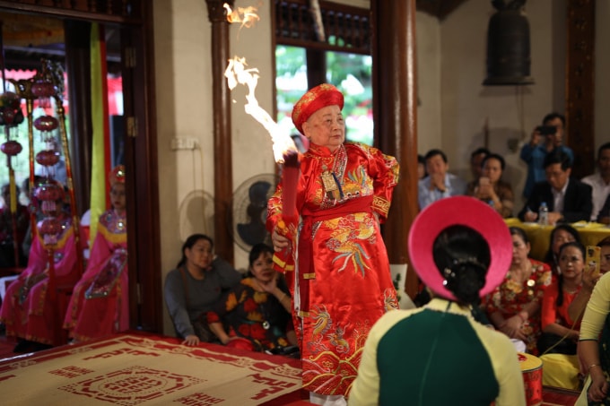 Thanh đồng Đặng Thị Nhiễu – Thủ nhang đền Rừng, Ngọc Thụy, Long Biên, Hà Nội. Ảnh: Long Hưng