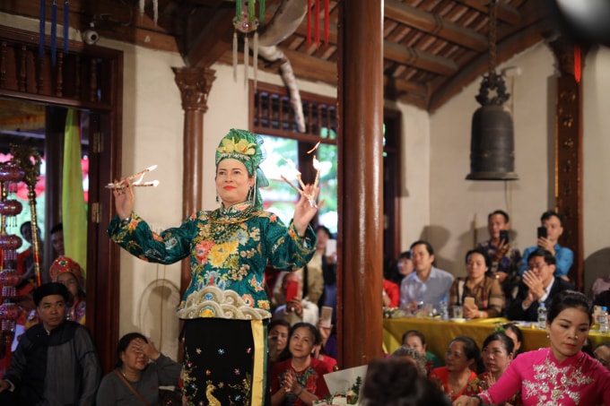Thanh đồng Trần Thị Kim Huệ - Thủ nhang phủ Chính Tiên Hương, Phủ Dầy, Nam Định. Ảnh: Long Hưng
