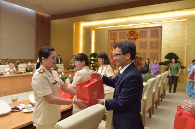 Phó Thủ tướng Vũ Đức Đam trao tặng quà cho các nữ cán bộ, chiến sĩ Công an nhân dân tiêu biểu. Ảnh VGP