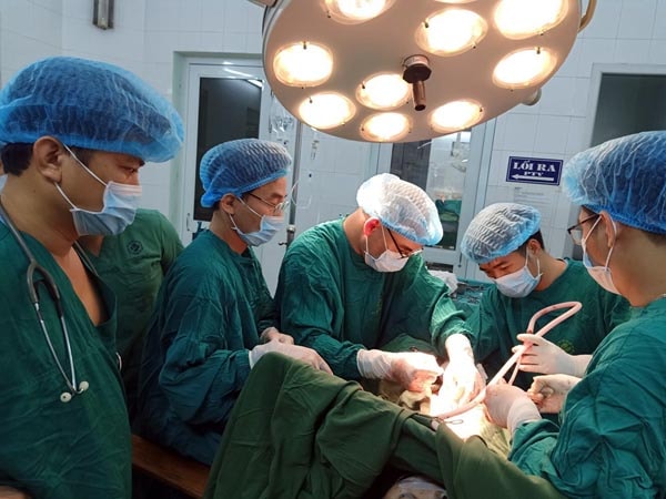 Cán bộ, nhân viên y tế thực hiện nghiêm quy định về bảo hộ lao động trong quá trình làm việc. Ảnh: Phương Anh (nguồn báo Thanh Tra)