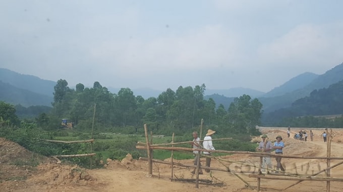 Người dân lập chốt barie ngăn chặn chủ đầu tư triển khai dự án