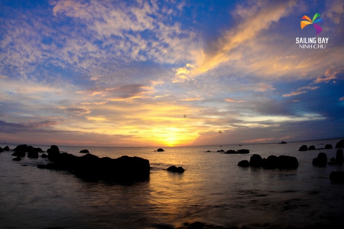 Ninh Chữ mê hoặc du khách bởi bờ biển dài hình lưỡi liềm, bởi nắng, gió..., làm nên thiên đường du lịch trải nghiệm.